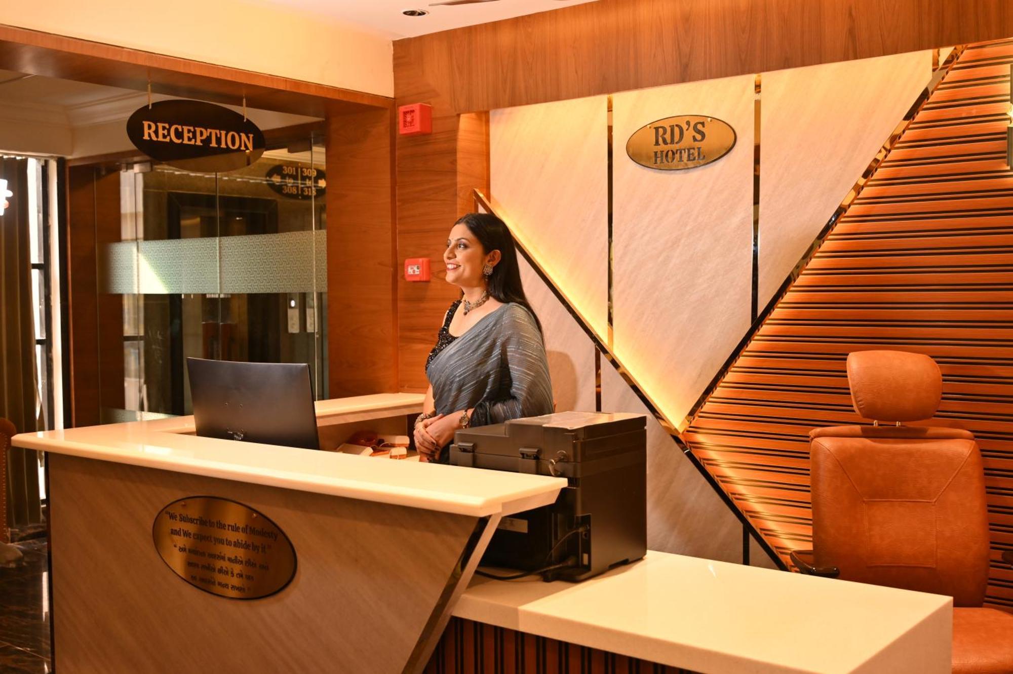Rds Hotel Ahmadábád Kültér fotó
