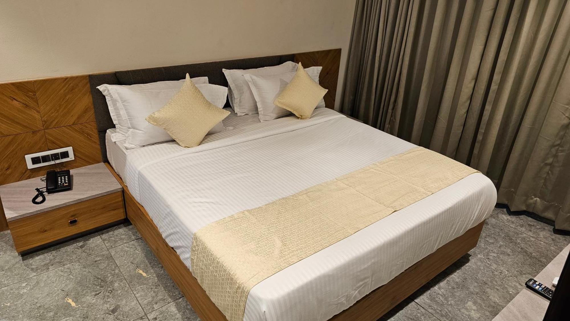 Rds Hotel Ahmadábád Kültér fotó