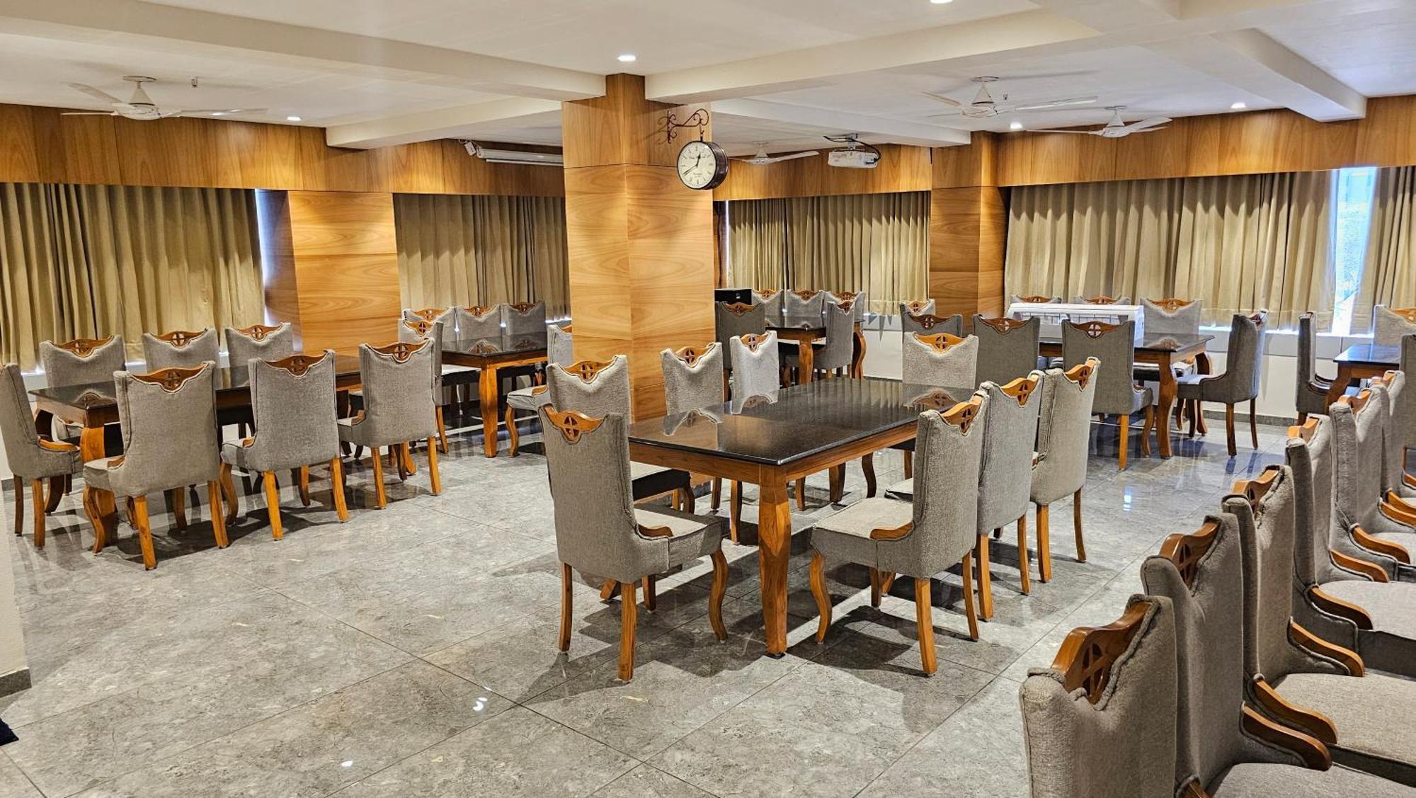 Rds Hotel Ahmadábád Kültér fotó